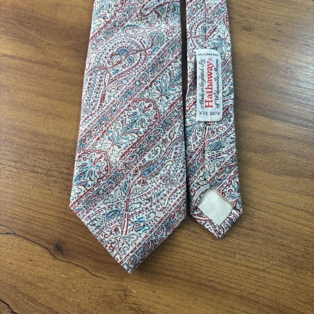 VTG Hathaway Made in England Waterville Maine Pure Silk Neck Tie Paisley Cream